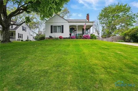 516 Robindale Ave, Oregon, OH 43616
