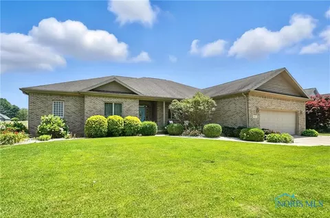 421 Pine Valley Dr, Bowling Green, OH 43402