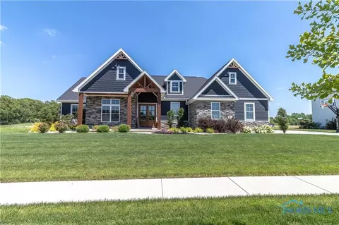923 Pine Valley Dr, Bowling Green, OH 43402