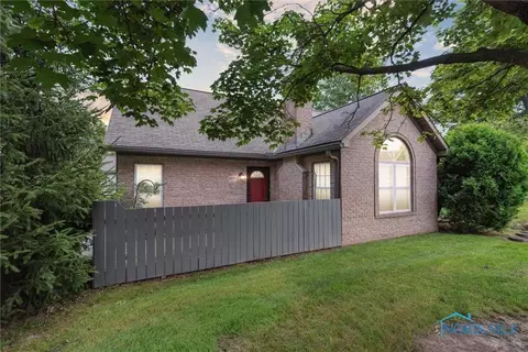 4035 Villas Dr, Stow, OH 44224