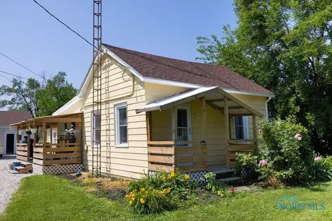 5735 Oak St, Stony Ridge, OH 43463