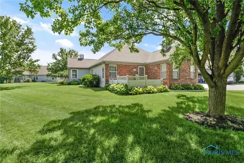 48 Foxgate Cir, Bowling Green, OH 43402
