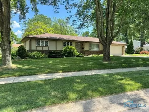 400 Hickory Ln, Waterville, OH 43566