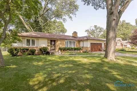 4855 Clover Ln, Toledo, OH 43623
