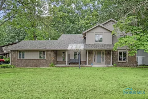 2374 Saint James Woods Blvd, Toledo, OH 43617