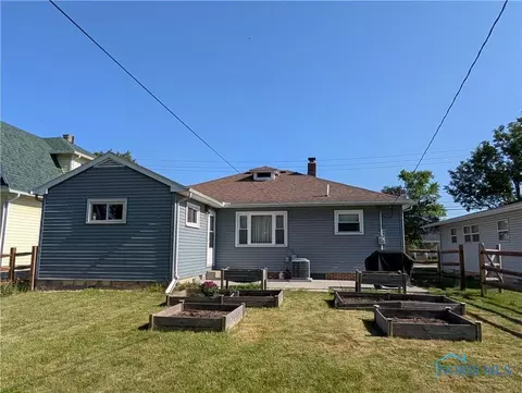 208 E Union St, Walbridge, OH 43465 photo 7