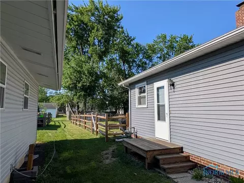 208 E Union St, Walbridge, OH 43465 photo 5