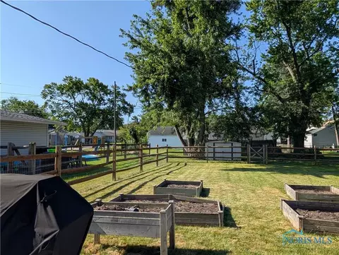 208 E Union St, Walbridge, OH 43465 photo 8