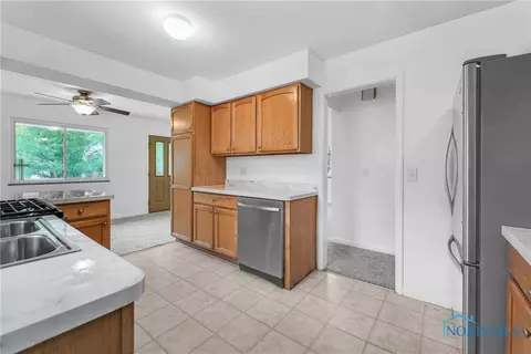 2831 E Glenn St, Toledo, OH 43613 photo 10