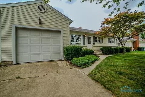 100 Rossway Ave, Rossford, OH 43460