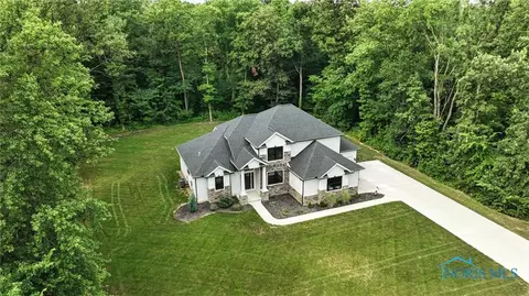 17404 Harley Woods Dr, Bowling Green, OH 43402