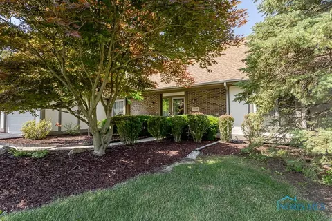 8036 Ivywood Ln, Sylvania, OH 43560