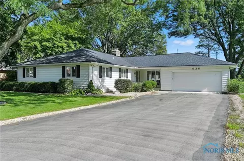 936 Country Club Dr, Fostoria, OH 44830