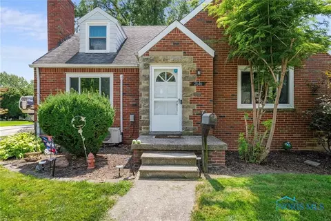 2646 Eastmoreland Dr, Oregon, OH 43616