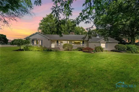 162 Oak Ridge Dr, Oak Harbor, OH 43449