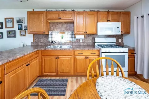 405 W Cooper St, Mccomb, OH 45858 photo 6