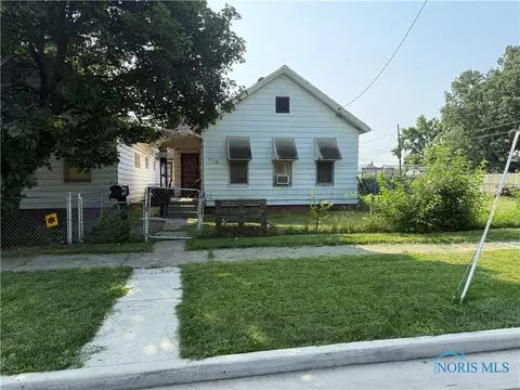 2938 Chase St, Toledo, OH 43611