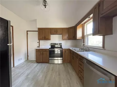 127 E Harrison St, Maumee, OH 43537 photo 8