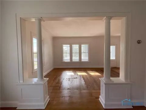 127 E Harrison St, Maumee, OH 43537 photo 5