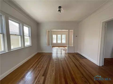 127 E Harrison St, Maumee, OH 43537 photo 4