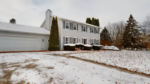 10 Meadowbrook Dr, Fremont, OH 43420