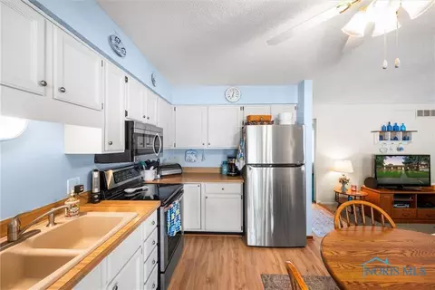 3039 Springtime Dr, Oregon, OH 43616 photo 11