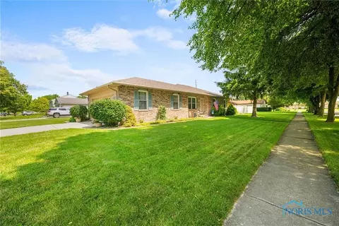 3039 Springtime Dr, Oregon, OH 43616 photo 2