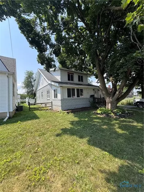 202 E Union St, Walbridge, OH 43465 photo 2
