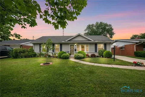 1725 Parkway S Dr, Maumee, OH 43537