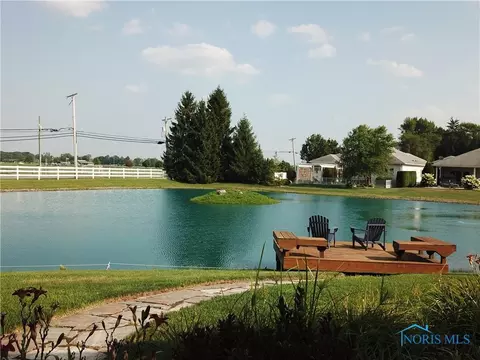 5666 Walnut Cove Dr, Sylvania, OH 43560