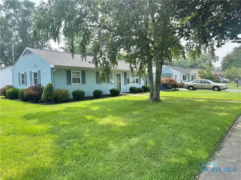 1347 Circle Dr, Fremont, OH 43420