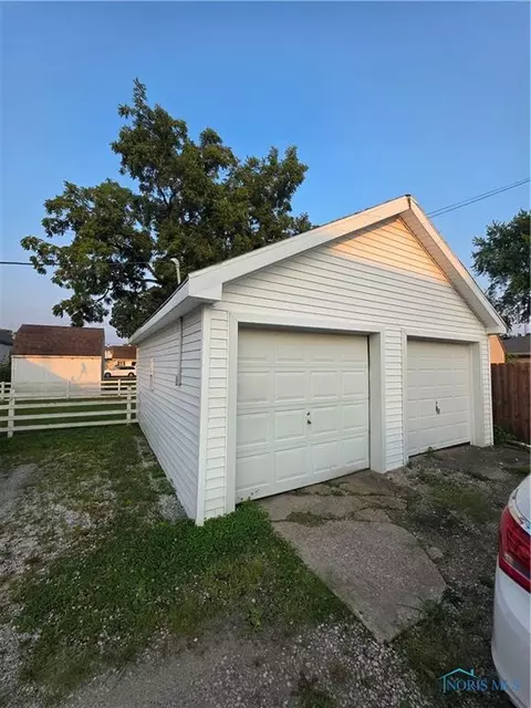 112 Guy St, Walbridge, OH 43465 photo 2
