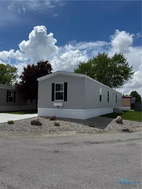 1048 N Main St #37, Bowling Green, OH 43402