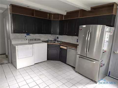 Kitchen - 4501 Thackeray Rd, Maumee, OH 43537 photo 2 of 2