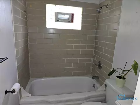 Bath - 4501 Thackeray Rd, Maumee, OH 43537 photo 2 of 2