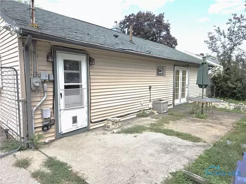 Exterior - 4501 Thackeray Rd, Maumee, OH 43537 photo 2 of 5