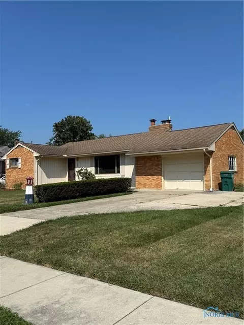 448 Hillside Dr, Rossford, OH 43460