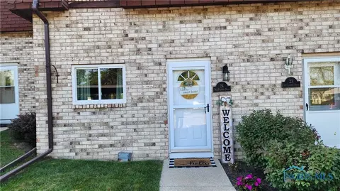 744 Fairway Dr #24, Wauseon, OH 43567