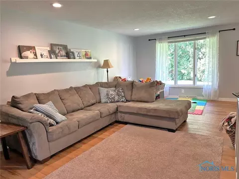 Living - 726 Crestview Ave, Bryan, OH 43506 photo 4 of 4