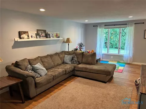 Living - 726 Crestview Ave, Bryan, OH 43506 photo 2 of 4