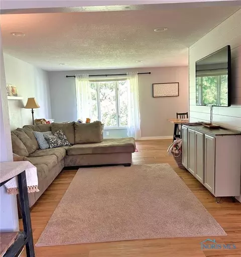 Living - 726 Crestview Ave, Bryan, OH 43506 photo 3 of 4