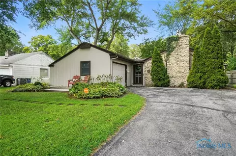 2713 E Rockridge Cir, Toledo, OH 43606