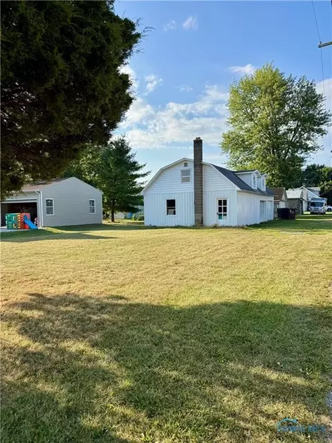 18555 Crom St, Tontogany, OH 43565