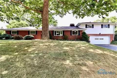 125 Ottekee Dr, Perrysburg, OH 43551
