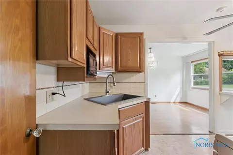 904 Mackow Dr, Toledo, OH 43607 photo 13