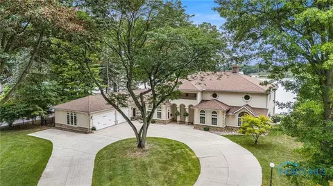510 Riverside Dr, Rossford, OH 43460