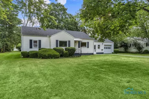 915 Hickory St, Perrysburg, OH 43551