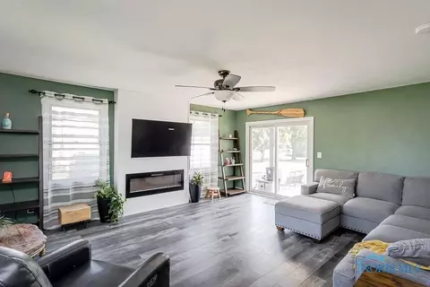3070 Pickle Rd, Oregon, OH 43616 photo 7