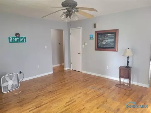 523 S Simon St, Ada, OH 45810 photo 2