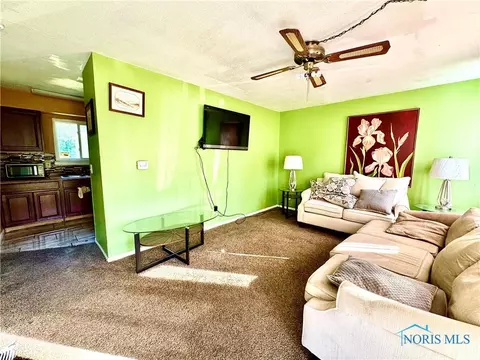 Living - 4132 Redondo Ave, Toledo, OH 43607 photo 1 of 2